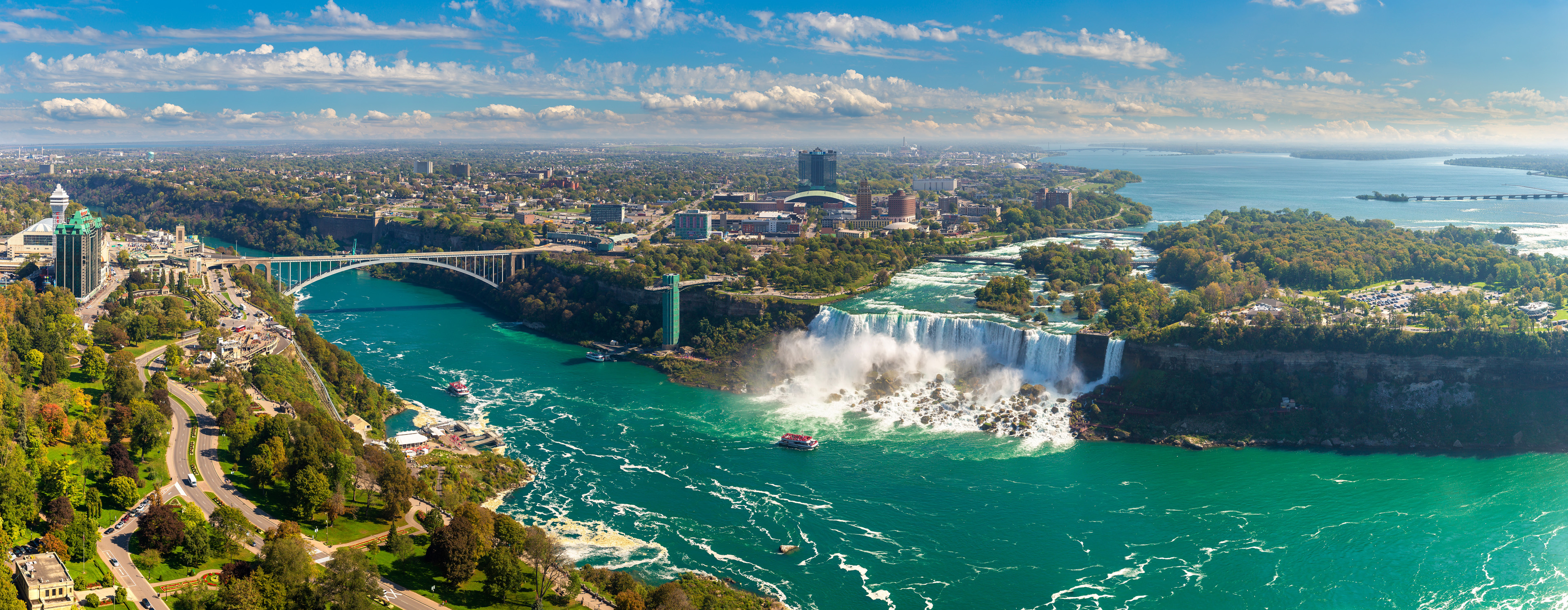 Niagra Falls Wideshot (1)